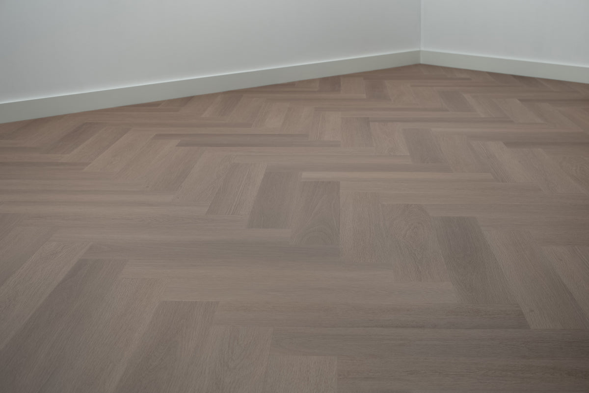 Floer Greige Eiken Visgraat Plak PVC FLR - 3511 - Solza.nl