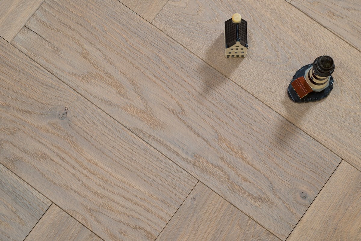 Floer Visgraat Parket Rustiek Eiken Multiplank Gerookt, Geborsteld & Wit Geolied FLR-4015 - Solza.nl